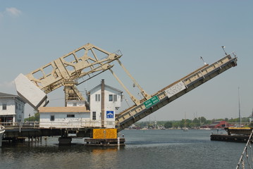 Fototapeta na wymiar podnosząc most zwodzony
