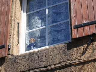 Fototapeta na wymiar la poupée à la fenêtre