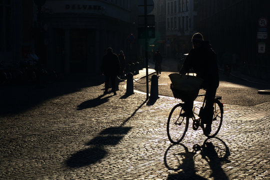 ciclista al contraluz