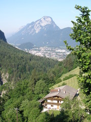 Fototapeta premium bauernhof im tiroler kaisertal