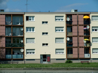 moderner wohnblock © emeraldphoto