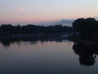 Obraz premium fluss in der morgendämmerung