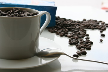 taza  y  granos de café
