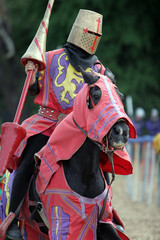 chevalier rouge avec lance