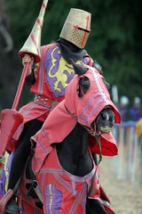 Papier Peint photo autocollant Chevaliers chevalier rouge avec lance