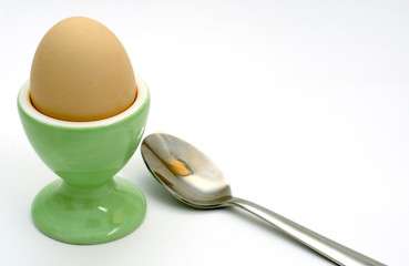 ei mit eierbecher und löffel