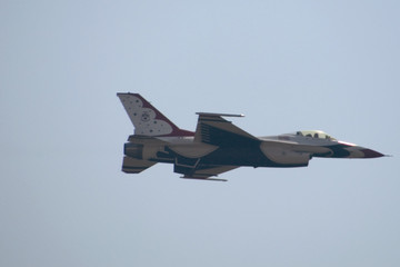 Fototapeta na wymiar Thunderbirds F-16 Fighting falcon jets