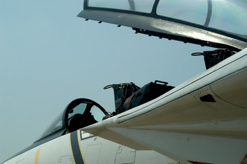 Fototapeta na wymiar f-16 fighter jet - otwarte baldachim, z bliska kokpitu