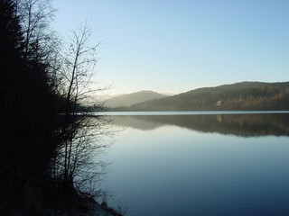 bergsee in nachmittagssonne