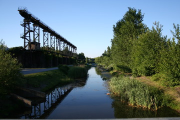 Fototapeta na wymiar kanał w parku krajobrazowym