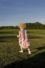 petite fille à la campagne