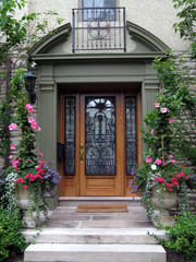 Fototapeta na wymiar piękne drzwi przednie z kwiatami
