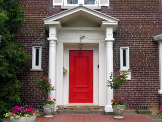 Fototapeta na wymiar z przodu dom z czerwonymi drzwiami
