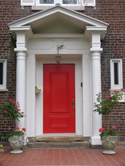 Fototapeta na wymiar czerwone drzwi i biały portyk