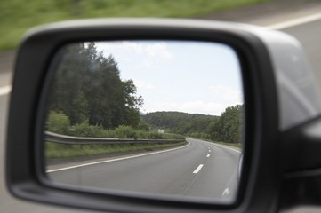 Fototapeta na wymiar autostrada w lusterka