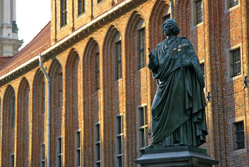 torun market, nicholas copernicus statue