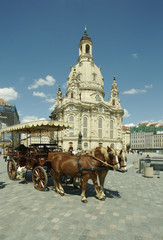 frauenkirche und pferdekutsche