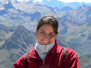 jolie fille avec les pyrénées en fond