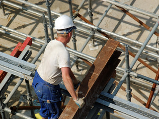 Fototapeta na wymiar pracownik budowlany z belki stalowej