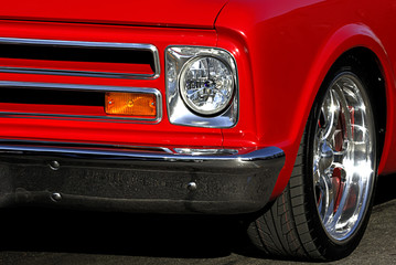 Obraz na płótnie Canvas klasyczny samochód w kolorze czerwonym