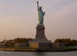 Fototapeta premium statue of liberty full view