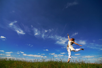 Fototapeta na wymiar dziewczyna skok do nieba
