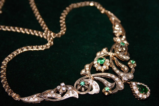 collier mit diamanten und smaragden