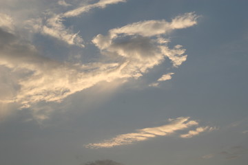 markante wolken am abendhimmel
