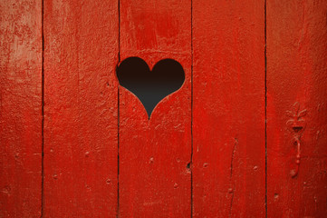 coeur dans une porte en bois