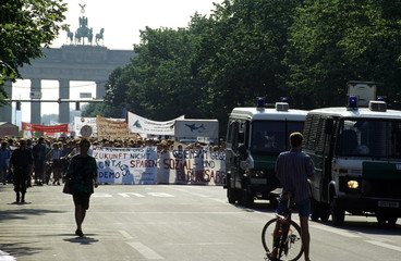 demonstration brandenburger tor berlin