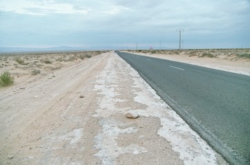 seul et unique route du desert de sel