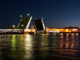 Fototapeta na wymiar Palace Bridge podnoszenie