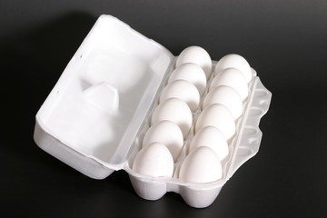 Fototapeta na wymiar carton of eggs 1
