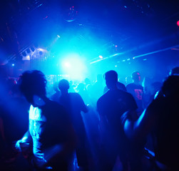 Fototapeta na wymiar Sylwetki ludzi tańczących