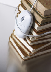 souris d ordinateur et livres