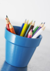 crayons de couleurs dans un pot