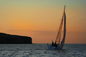 Photo sur Plexiglas Sports nautique yacht près d& 39 une île