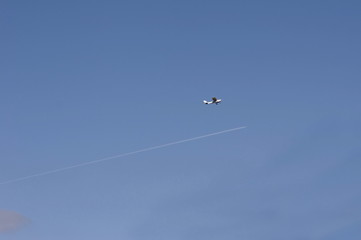 flugzeug am himmel 01