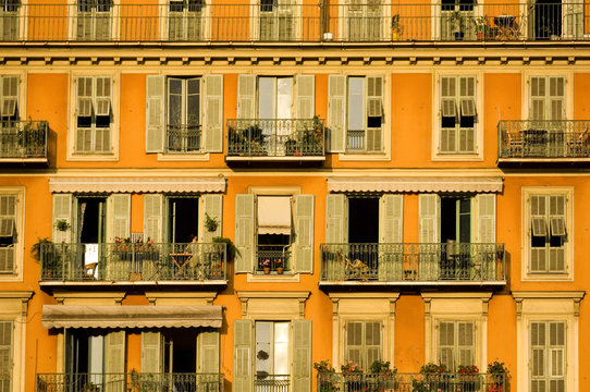 fa&ccedil;ade &agrave; balcons
