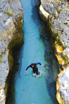ins kalte wasser springen