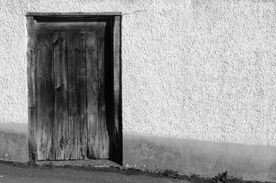 vielle porte en noir et blanc