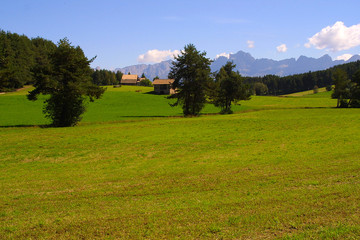 Fototapeta na wymiar łąka z małej wioski w górach