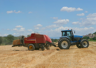Obraz premium tracteur et balleteuse