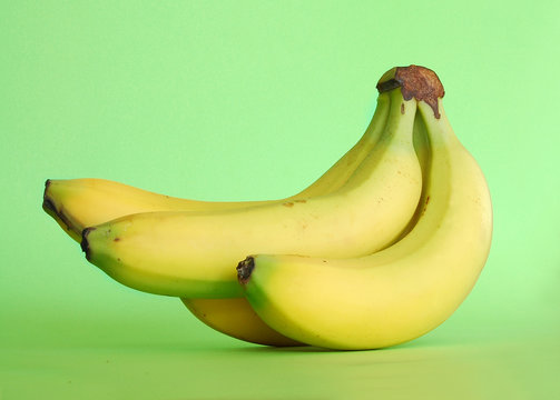 bananes sur fond vert