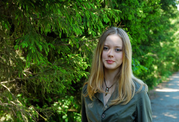 Naklejka premium relaxing girl in park