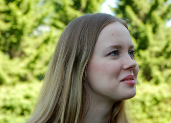Naklejka premium beautiful girl in park