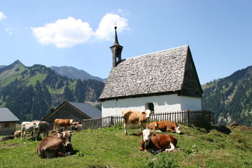 kleine kapelle im hochgebirgstal