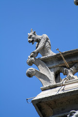 Fototapeta na wymiar Gargoyle na balkonie