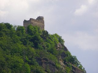 Fototapeta na wymiar zamek na skale