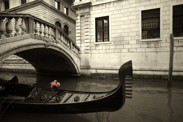 Fototapety  różowe kwiaty i gondola